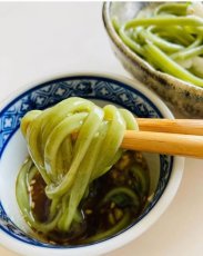 芽かぶうどんはあざやかな翡翠色をしています
