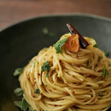 粒マスタードと唐辛子で辛いパスタに