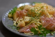 桃と生ハムの冷製パスタに