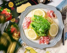 生ハムとレモンで冷製パスタに